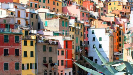 Cinque Terre kontroluje boty turistů a pokutuje za žabky. Za nařízením stojí stovky záchranných výjezdů ročně ke kluzkým skalám