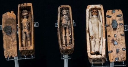 Dva Irové v Edinburghu vraždili, aby prodali těla lékařům. Na kopci nad městem pak někdo vyřezal 17 panenek a uložil je do rakví