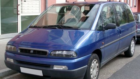 Fiat Ulysse na parkovišti v Brně má na Google Maps hodnocení 4,8 hvězdy. QR kód na skle nabízí noc za 15 korun