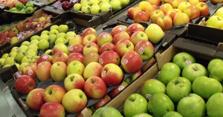 Lesklá jablka v supermarketu klamou slupkou. Pod leskem je vosk z hmyzu, pryskyřice a tenká vrstva plastu