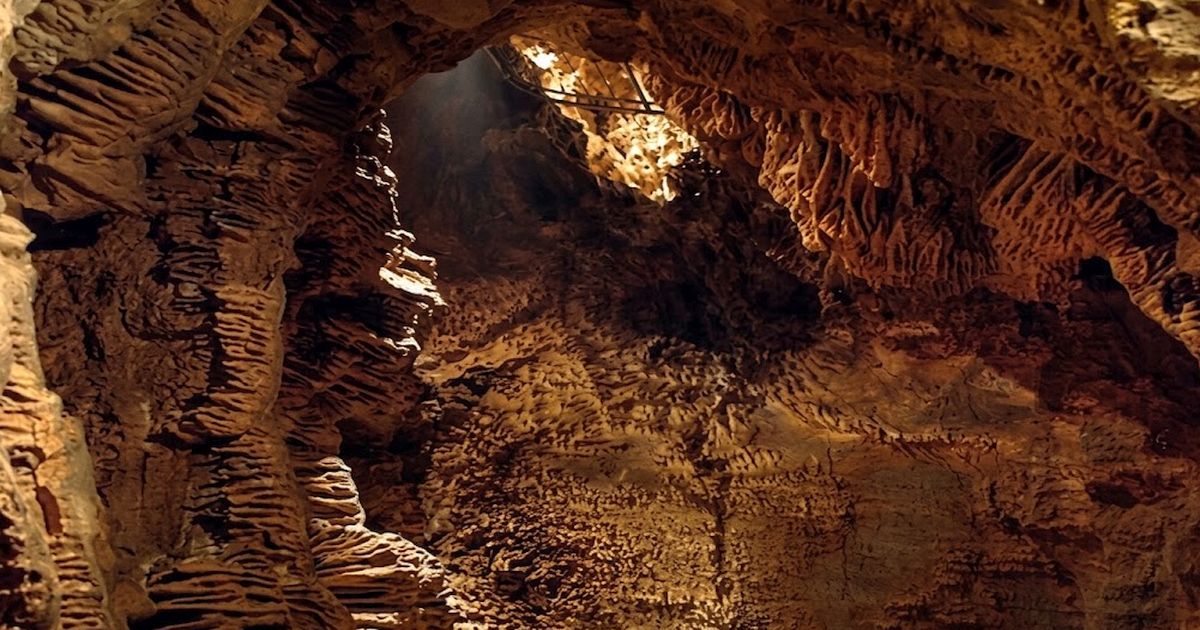 Pod Českým krasem se skrývá jezero v hloubce 67 metrů pod Berounkou. Potápěči sjíždějí úzkou puklinou, která se pod vodou rozšiřuje