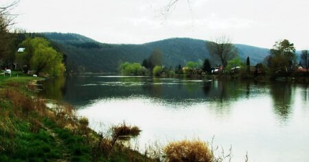 Jezero pár minut od Prahy vzniklo po těžbě písku. Minerální složení dna filtruje vodu lépe než městské koupaliště