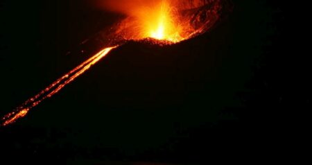 Krakatoa se v roce 1883 propadla do moře. Z její kaldery vyrostl nový ostrov, který právě chrlí popel do 15 km výšky