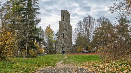 Nejkrásnější rozhledna v Česku má spirálové schodiště po obvodu věže. Za tvarem stojí architekt, který se inspiroval minarety