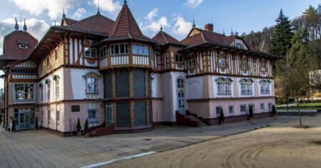Architekt v Luhačovicích obložil secesní konstrukce valašskými ornamenty. Barvy a vzory měly přitáhnout městskou elitu k lidové tradici