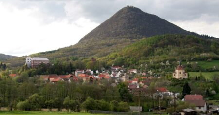 Milešovka přitahuje nejvíc blesků v Česku. Za jejím přezdívkou Hromová hora stojí tvar vrcholu a specifická cirkulace vzduchu