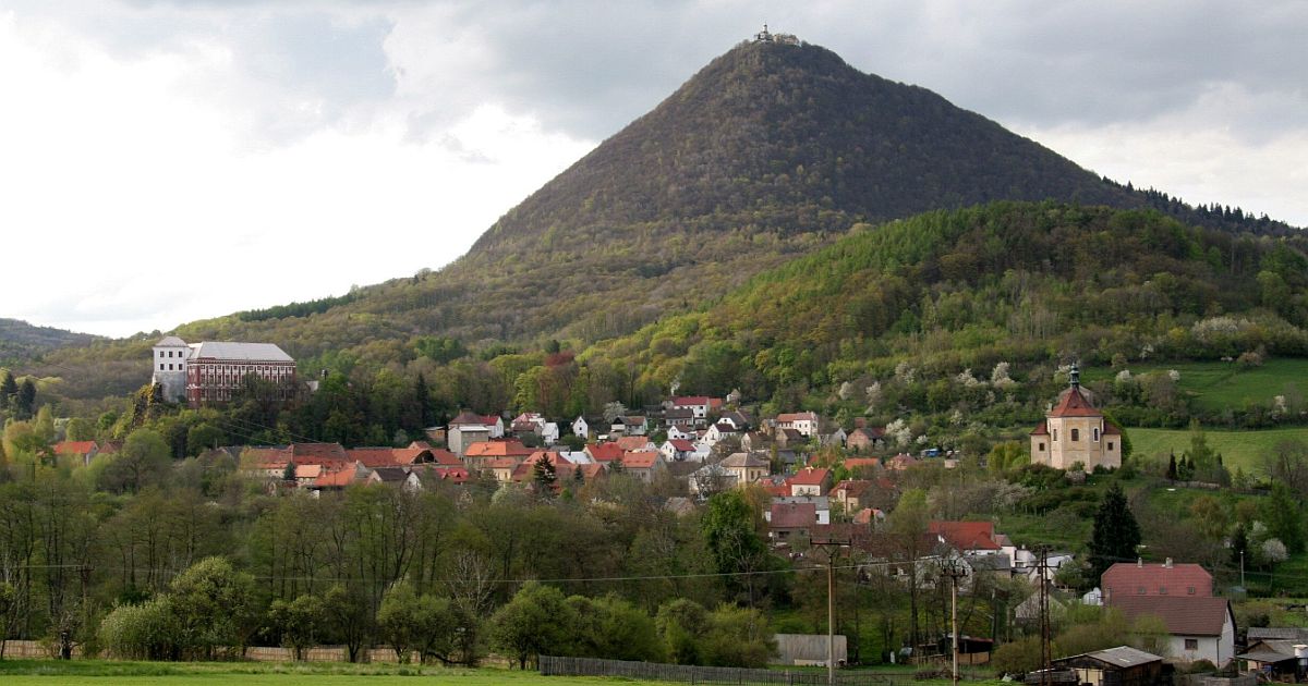 Milešovka přitahuje nejvíc blesků v Česku. Za jejím přezdívkou Hromová hora stojí tvar vrcholu a specifická cirkulace vzduchu