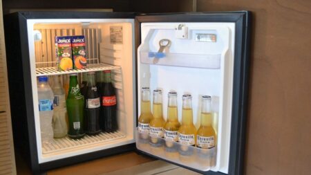 Minibar v hotelu může mít senzory, které účtují odložení a vrácení lahve jako spotřebu. Jde to ale obejít