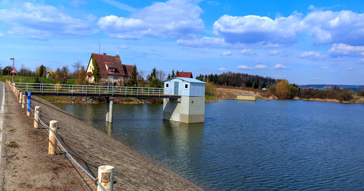 Přehrada u České Skalice se neplní deštěm, ale přivaděčem z řeky Úpy. Boční napájení z ní udělalo české moře o rozloze 10 km²