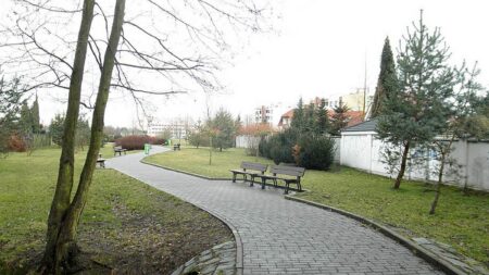 Zanedbaný park v Brně zachytává déšť sníženou loukou místo kanalizací. Terénní trik mu vynesl krajskou cenu za adaptaci na klima