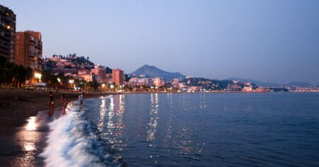 Málaga má pláže uprostřed města díky písku z afrického šelfu, který proud přinášel tisíce let. Eurovíkend tu stačí na všechno
