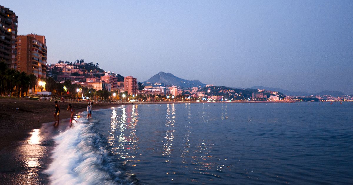Málaga má pláže uprostřed města díky písku z afrického šelfu, který proud přinášel tisíce let. Eurovíkend tu stačí na všechno