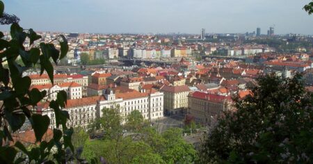 Na Smíchově stojí kolonie malých domků s předzahrádkami. Vypadá jako anglické předměstí, bydleli v ní pražští učitelé