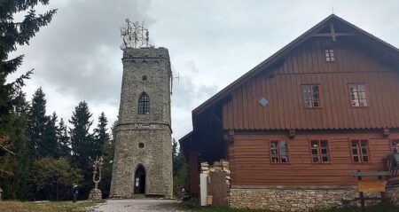Rozhledna v Krkonoších stojí na 1 019 metrech a za jasného dne z ní vidíte pražské věže. Klíčem je zakřivení terénu