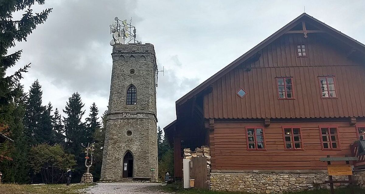 Rozhledna v Krkonoších stojí na 1 019 metrech a za jasného dne z ní vidíte pražské věže. Klíčem je zakřivení terénu