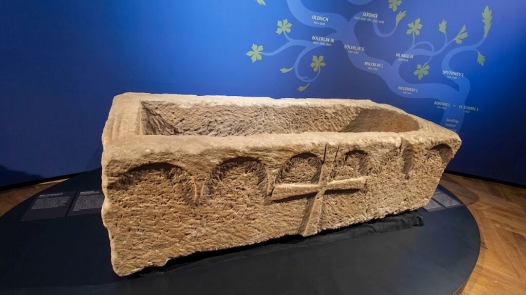 Románský sarkofág tzv. svatého Longina s přemyslovským rodokmenem v pozadí. Výstava Přemyslovci. Panovnická dynastie a její doba, Národní muzeum