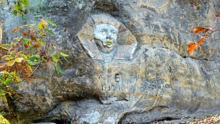 Sochař v roce 1845 vytesal do pískovce císaře. Po vzniku Československa mu někdo přesekal rysy a udělal z něj sfingu