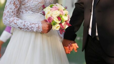 Ve Skotsku polévají nevěsty dehtem a shnilými vejci. Podle antropologů jde o přípravu těla na stresové situace v manželství