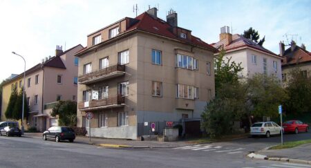 Pražská čtvrť si drží vesnický ráz 100 let po připojení k městu. Za anomálií stojí urbanistický detail z roku 1922, který jinde nefungoval