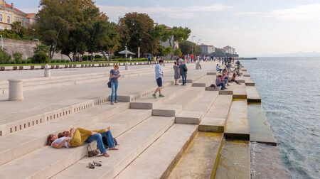 Zadar má Mořské varhany, které rozeznívají vlny soustavou píšťal. Jenže v létě je neuslyšíte, město zaplaví 10x víc lidí
