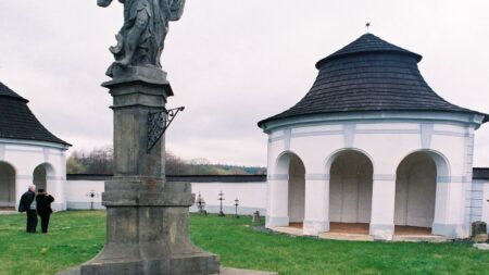 Hřbitov u Žďáru tvaruje kabalistická symbolika do lebky. Když v roce 1755 rozšířili jeho půdorys, začaly se dít podivné věci