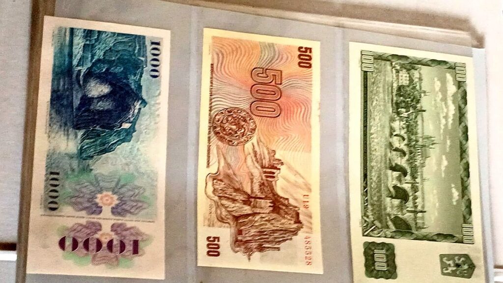 Než se stihly vytisknout nové bankovky, musela nastoupit provizorní řešení v podobě papírových kolků