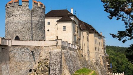 Pověst říká, že se skály pod Českým Šternberkem jednou za rok otevřou a sype se z nich zlato. Geologie jí dává za pravdu