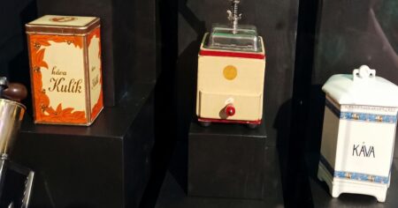 Starý zásobník s nápisem KAFE může stát 18 000 Kč. Klíčem je patina a složení smaltu, který se vyráběl jen do roku 1938