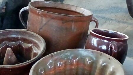Kameninová mísa po babice má v aukci hodnotu tisíců. Keramická struktura drží teplo jinak než moderní materiály