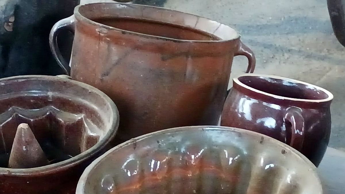 Kameninová mísa po babice má v aukci hodnotu tisíců. Keramická struktura drží teplo jinak než moderní materiály