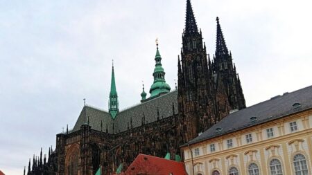 Pražský hrad přitahuje víc lidí než Karlštejn i Hluboká dohromady. Za náskokem stojí efekt metropole, který nelze zkopírovat
