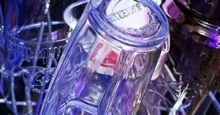 Skleničky po babičce se prodávají za tisíce korun. Cenu neurčuje stáří, ale chemie pigmentu, který šel do výroby jen výjimečně