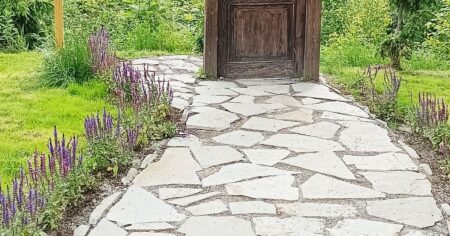 Beton na zahradě se počítá do zpevněných ploch. V některých obcích stačí chodník a terasa, aby pozemek dosáhl limitu pro další stavbu