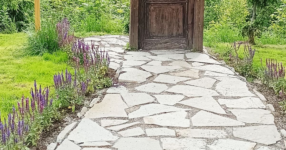 Beton na zahradě se počítá do zpevněných ploch. V některých obcích stačí chodník a terasa, aby pozemek dosáhl limitu pro další stavbu