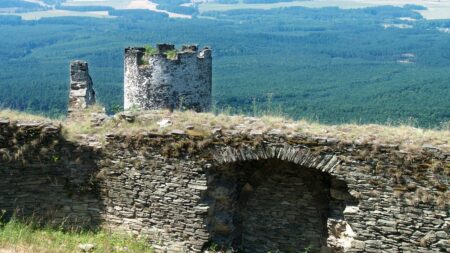 Pod Bezdězem se táhne tunel, jehož rozměry nečekáte. Stavitelé ho razili v hornině, kterou na kopec vynesla sopečná činnost