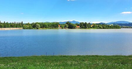 Jezero kousek od hranic má molo, ostrůvek i písečnou pláž. Vypadá jako italské Como, vstup je zdarma