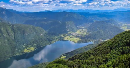 Horské jezero pár hodin od Prahy má vodu jako Jadran a vstup zdarma. Barvu nedělá moře, ale minerální prameny, které ji třikrát ročně vymění