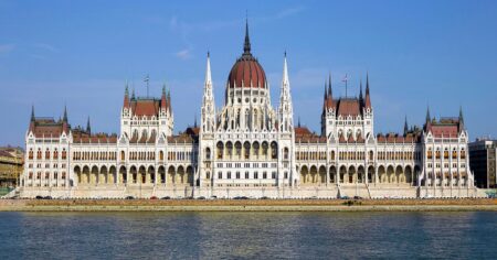 Budapešť stojí na vápenci, který teplé prameny proměnily v dutiny. Pod hradem z nich vznikl labyrint, část zůstává dodnes neprozkoumaná