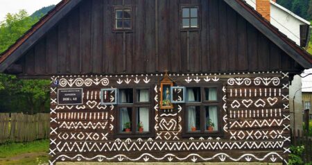 Na Slovensku stojí roubenky pomalované jako krajka. Nátěr vápnem chránil dřevo, ženy se rozhodly si malování zpříjemnit