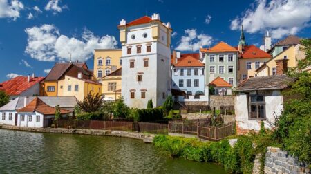 Čtyři české hrady stojí na místech, kde je geologie podivná. Puklina ve skále, čedičové rohy i zazděné kostry mají společného jmenovatele