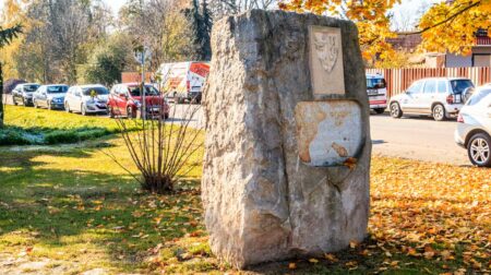 V Opatovicích nad Labem stál klášter tak bohatý, že si ho prohlédl i Karel IV. Poklad ukrývaly podzemní chodby lité ze stříbra a zlata