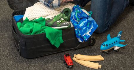 Rodiče platili za dětský kufřík příplatek, protože přesahoval limit o 50 %. Ryanair změnil pravidla, klíčem je geometrie úložného prostoru