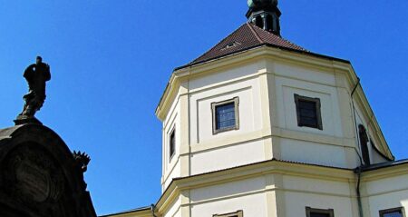 Litoměřický Dómský vrch stojí na hornině, která na vzduchu sama tvrdne. Katedrála díky tomu přežila i povodně