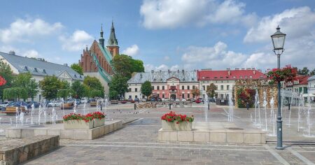 Olkusz si přezdívku stříbrné město nevymyslel. Pod jeho náměstím vedou žíly stříbrné rudy, král tam založil mincovnu