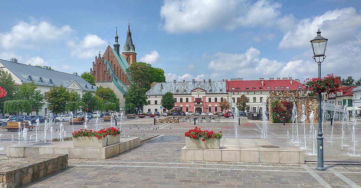 Olkusz si přezdívku stříbrné město nevymyslel. Pod jeho náměstím vedou žíly stříbrné rudy, král tam založil mincovnu