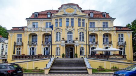 Teplice mají prameny, které léčí klouby od 12. století. Paracelsus je zařadil do desítky nejlepších lázní světa kvůli složení vody