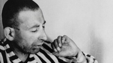 Nacistický lékař simuloval výšku 20 km v podtlakové komoře, aby vězňům roztrhal plíce. Popravit ho nechal nakonec sám Hitler